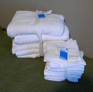 lot 92 image: New Set of 4 White Bath Towels and 10 Washcloths