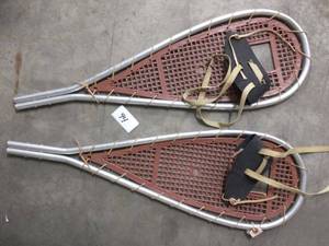 lot 94 image: Snow shoes for kids