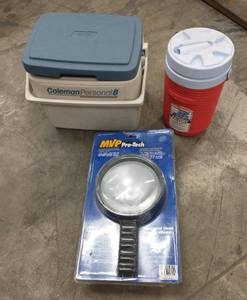lot 96 image: Cooler, water jug and a 300,000 candle spot light, 12V