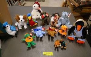 lot 137 image: Lot of beanie babies - mini and regular size, all with tags