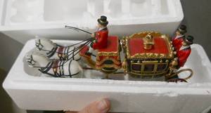 lot 157 image: Dept 56 Queens Parliamentary Coach and Lamp lighter