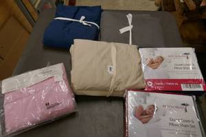 lot 172 image: 4 duvet covers (3 Queen)and 1 Queen flat sheet