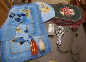 lot 173 image: New bathroom set, table placemats, spoon rest and timer