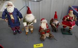 lot 220 image: 5 Santa figures