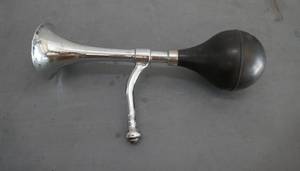lot 235 image: Large very good sounding bikecar horn