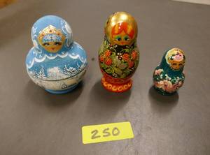 lot 250 image: 3 Nesting dolls, all in good condition