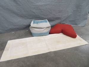 lot 9 image: CUTE OFF WHITE RUG AND 2 BEAN BAG FLOOR SEATS