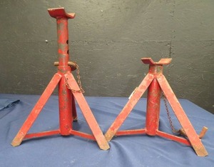 lot 32 image: 2 RED VEHICLE JACKS
