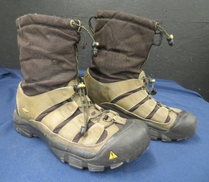 lot 34 image: KEEN BOOTS SIZE 12