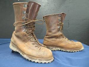 lot 35 image: DANNER GORE TEX BOOTS SIZE 11.5
