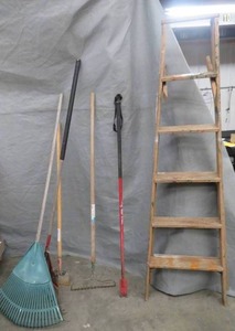 lot 43 image: CONSTRUCTION  LAWN TOOLS AND WOODEN PAINTERS LADDER