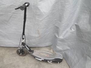 lot 70 image: RAZOR E 100 GLOW