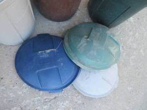 lot 45E image: 5 RUBBERMAID GARBAGE CANS- 3 LIDS