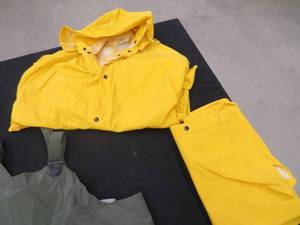 lot 45K image: MENS SZ LARGE RAIN WEAR