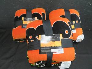 lot 74 image: 3 NEW HALLOWEEN PILLOW AND THROW SETS