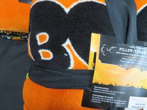 lot 73 image: 2 NEW HALLOWEEN PILLOW AND THROW SETS