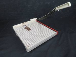 lot 84 image: BOSTON 2612 PAPER CUTTER