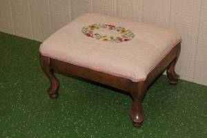 lot 9 image: Antique Upholstered Top Wood Foot Stool