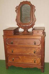 lot 1 image: Beautiful 19th Century Wood Dressing Table with Mirror and Key
