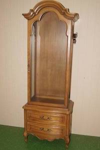 lot 17 image: Vintage Lighted Curio Cabinet with Drawers