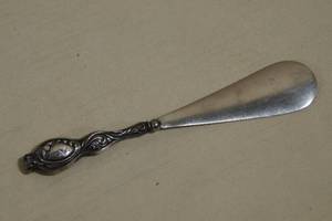 lot 69 image: Antique Shoe Horn - Sterling Silver Handle