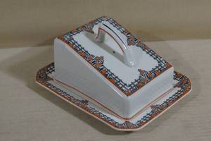 lot 115 image: Vintage Pimpernel Butter or Cheese Plate with Cover