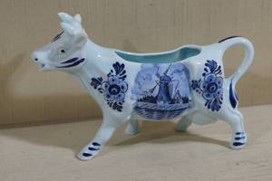 lot 108 image: DBL Crown Painted Porcelain Cow Cream Pourer