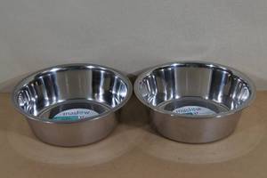 lot 20 image: Large Dog Bowls