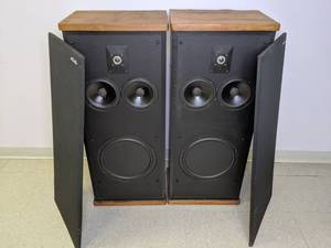 lot 915 image: Pair of Vintage Polk Audio SDA 2 Speakers