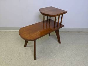 lot 906 image: Mid-Century Modern Two Tiered Wood Side Table