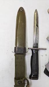 lot 936 image: Collection of (3) Knives (One marked White Tail Cutlery)