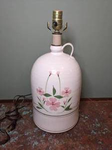 lot 408 image: Pretty Vintage Flowered Crock Lamp