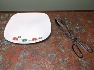 lot 412 image: Pretty Plate with Fork & Spoon Tongs