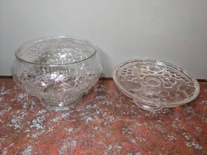 lot 413 image: Beautiful Designed Punch Bowl & Cake Plate