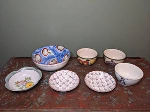 lot 420 image: Assortment of (6) Beautiful Ceramic and Hand-Painted Bowls