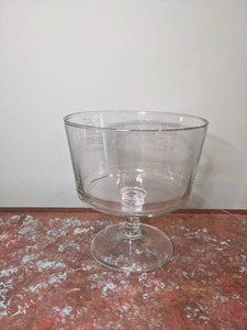 lot 421 image: Beautiful Solid Dessert Bowl