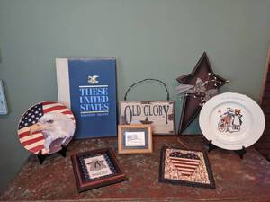 lot 424 image: American Patriotic Lot of Home Decor