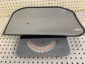 lot 8 image: Vintage Redmon Baby  Pet 44lb Scale (Sold $46 on Ebay)�