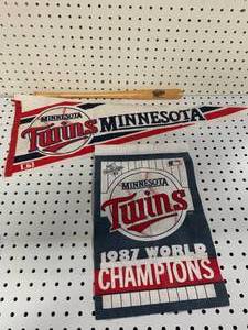 lot 30 image: Vintage Late 1980s MN�Twins�Bat &�Pennants�