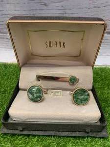lot 46 image: Vintage Swank Genuine Jade Cufflinks & Tie Clip�