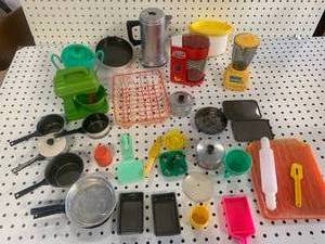 lot 52 image: Vintage Childrens Kitchen Toys�