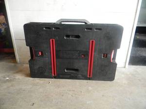 lot 8 image: KETER PORTABLE WORKBENCH - NICE - WORKS - APPROX 33 BY 30 - SEE PICTURES