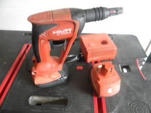 lot 9 image: HILTI SF 4000-A CORDLESS DRILL WITH CHARGER & 2 BATTERIES - WORKS - SEE PICTURES