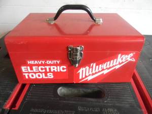 lot 15 image: LIGHTLY USED - MILWAUKEE HEAVY DUTY 4 12 SANDERGRINDER WITH CASE - WORKS - NICE - SEE PICTURES