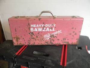 lot 17 image: MILWAUKEE HEAVY DUTY SAWZALL WITH CASE & BLADES - WORKS - NICE - SEE PICTURES