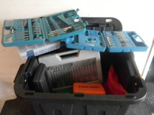lot 20 image: LARGE TOTE FULL OF ALL KINDS OF DRILL BITS - SOME NEW - SEE PICTURES