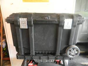 lot 25 image: LARGE -  HUSKY JOB SITE ROLLING TOOLBOX WITH KEYS - APPROX 37.5L x 23W x 23.5H - GREAT PIECE - NICE - SEE PICTURES