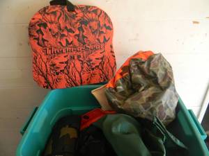 lot 36 image: TOTE FULL OF HUNTING STUFF - SEE PICTURES
