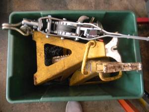 lot 37 image: LIGHTLY USED WINCH WITH CHAINS IN TOTE - SEE PICTURES