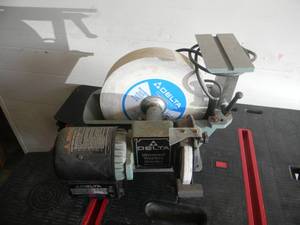 lot 51 image: DELTA UNIVERSAL WET DRY GRINDER MODEL 23-700 - WORKS - SEE PICTURES
